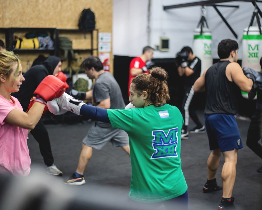 Grupo de adultos treinando boxe
