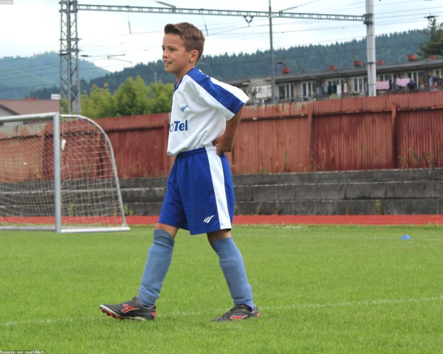 Crianças em treino de escolinha esportiva
